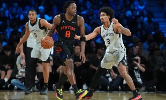 NBA杯-布伦森25分文班亚马18分 尼克斯逆转马刺夺冠